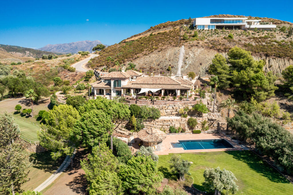 4 bedrooms Villa in Benahavis, Spain No. 106493