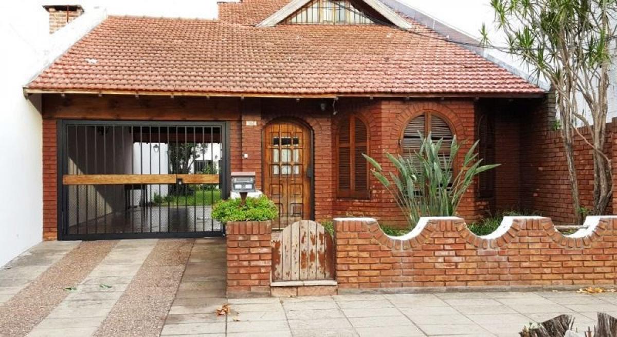 Casa de 3 dormitorios en Tres de Febrero, Argentina No. 52152