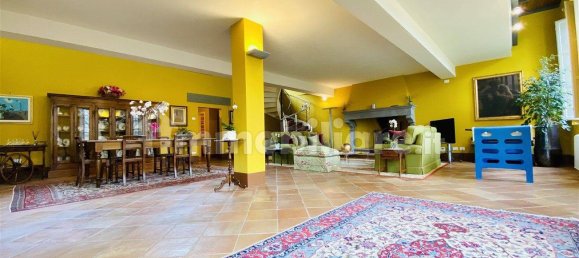 4 bedrooms Villa in Lucca, Italy No. 229162 2