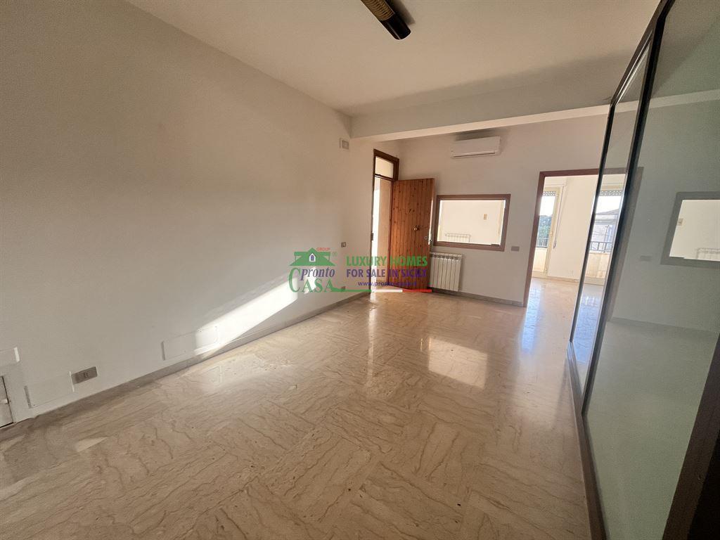 6 rooms Apartment in Comiso, Italy No. 114181