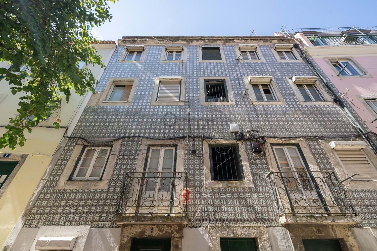 328m² Building in Lisbon, Portugal No. 329603