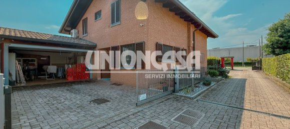 4 rooms House in Fenegrò, Italy No. 264897 3