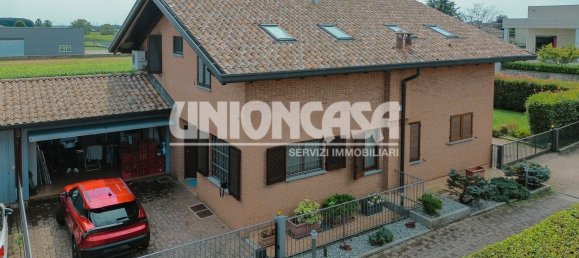 4 rooms House in Fenegrò, Italy No. 264897 2