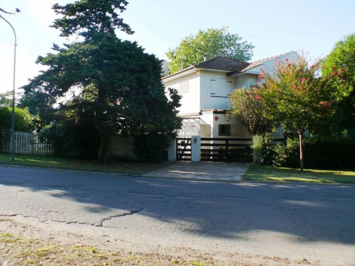 3 bedrooms House in Mar del Plata, Argentina No. 76495