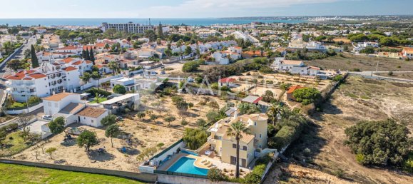 8 bedrooms Villa in Albufeira, Portugal No. 101987 2