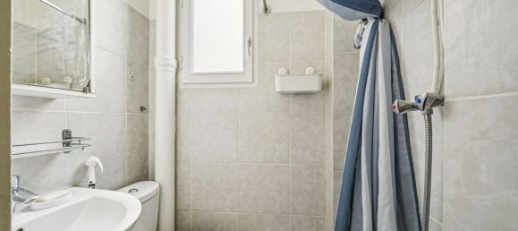 Studio in Paris, France No. 362752 7