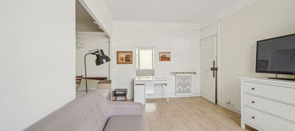 Studio in Paris, France No. 362752 5