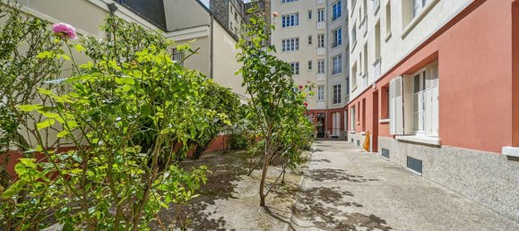 Studio in Paris, France No. 362752 12