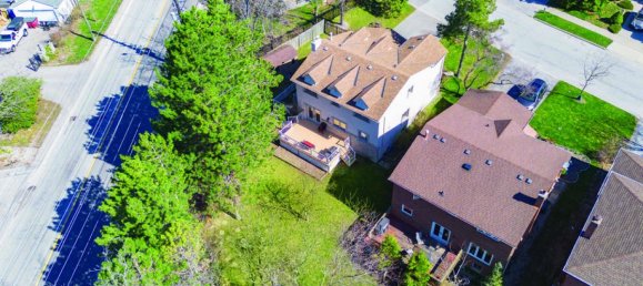 5 bedrooms House in Mississauga, Canada No. 813 2