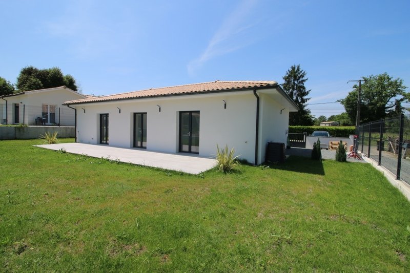 3 bedrooms House in Baron, France No. 192611