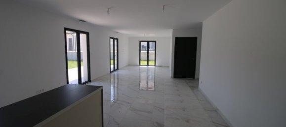 3 bedrooms House in Baron, France No. 192611 3