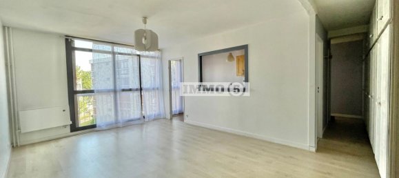 2 bedrooms Apartment in Noisy-le-Grand, France No. 179764 3