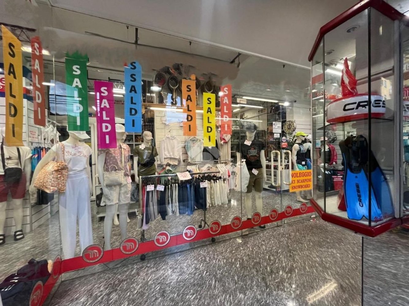 Gewerbliche Immobilie in Rapallo, Italy 190m², Nr. 357006