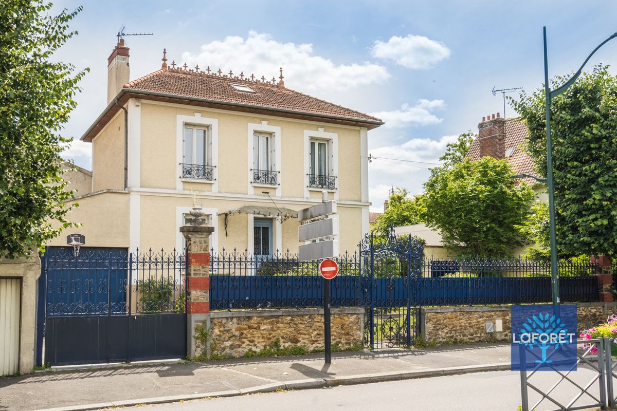 Casa de 3 dormitorios en Les Pavillons-sous-Bois, France No. 143000