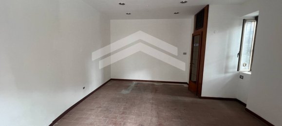 Propiedad comercial de 1 habitación en Campobasso, Italy No. 62753 2
