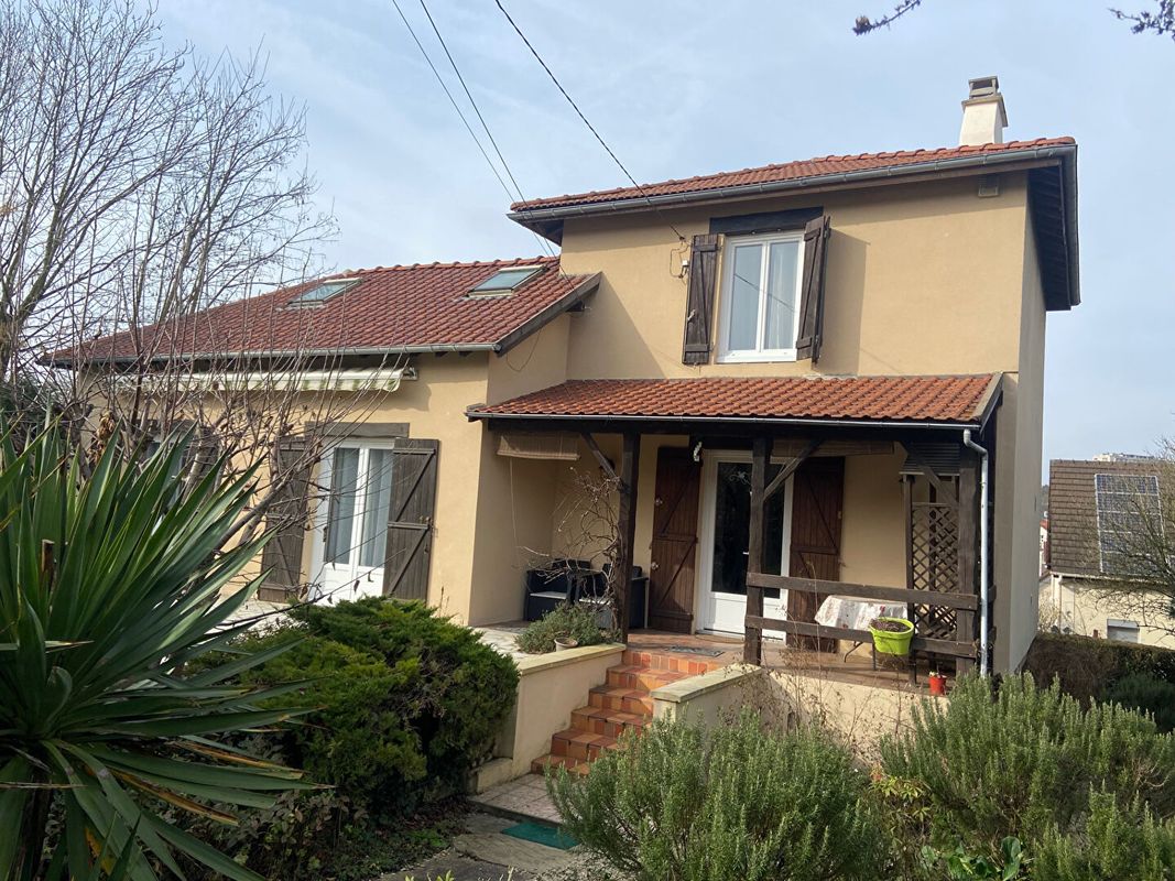 Casa de 3 dormitorios en Gagny, France No. 132143