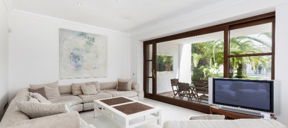 6 bedrooms Villa in Marbella, Spain No. 45669 2