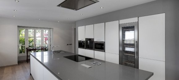 6 bedrooms Villa in Marbella, Spain No. 45669 3