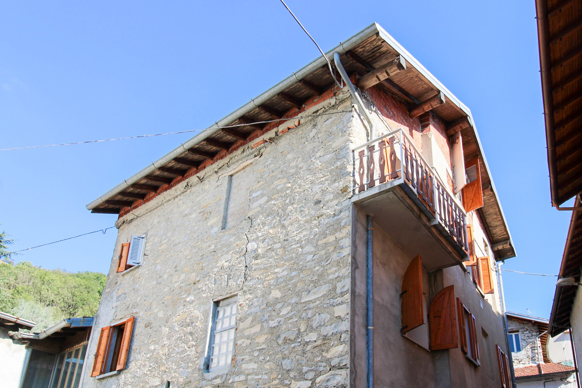 5 rooms House in Blessagno, Italy No. 142760
