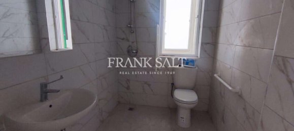 Bureau à Birkirkara, Malta No. 11963 2