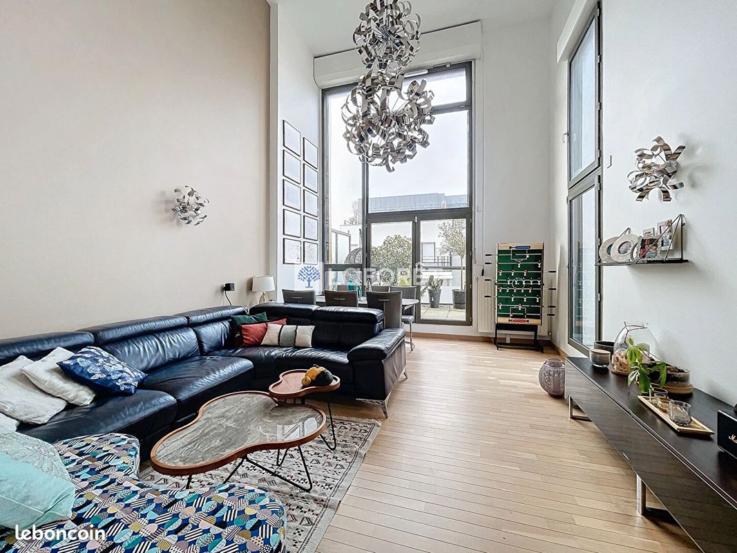 Dúplex de 3 dormitorios en Saint-Cyr-l'Ecole, France No. 165840