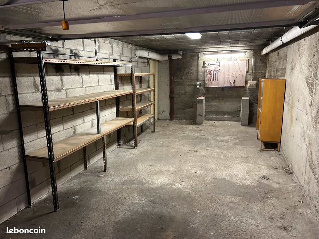  Garage in Saint-Etienne, France No. 323182