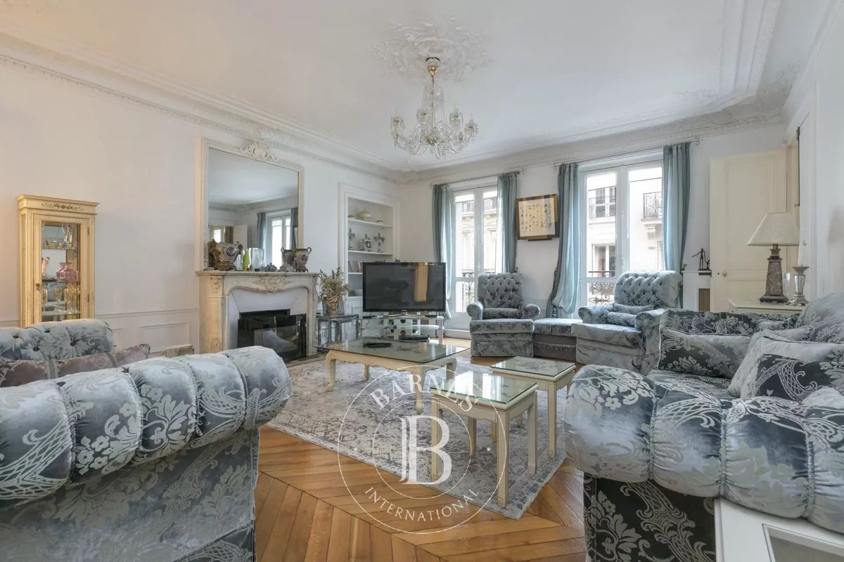 Apartamento de 3 dormitorios en Paris, France No. 182316