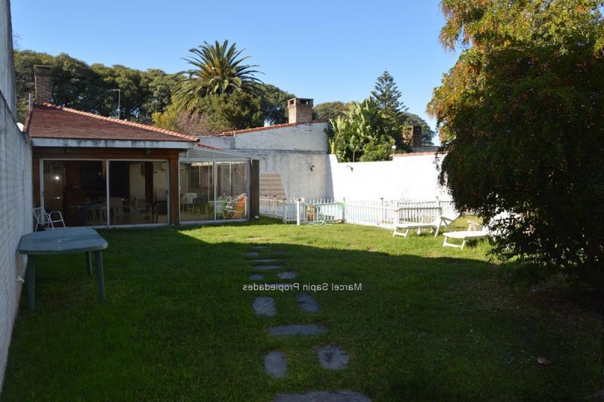 Дом с 4 спальнями в Монтевидео, Уругвай № 5391