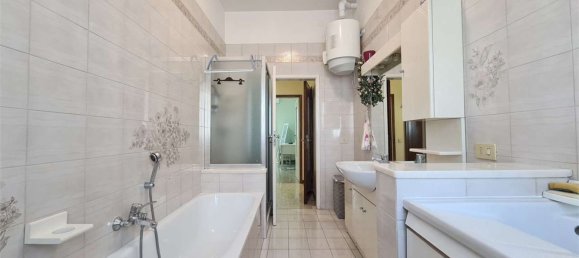 5 bedrooms Apartment in Modena, Italy No. 316823 9