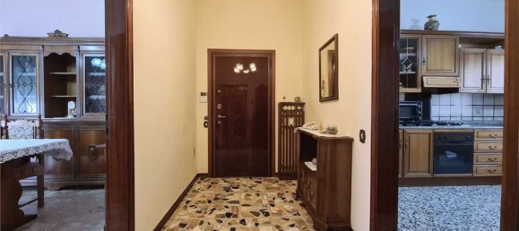 5 bedrooms Apartment in Modena, Italy No. 316823 4