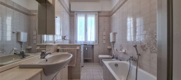 5 bedrooms Apartment in Modena, Italy No. 316823 8