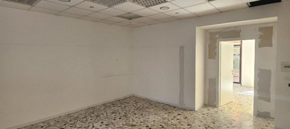 87m² Commercial property in Castel San Giovanni, Italy No. 360061 3