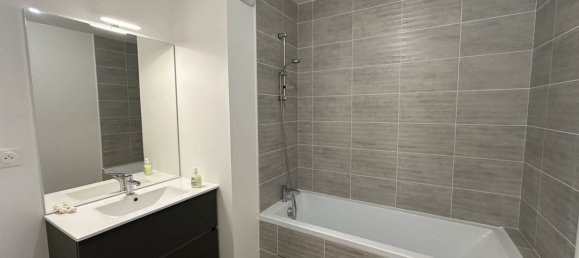 Квартира с 3 спальнями в Вилёрбан, Франция № 317195 3