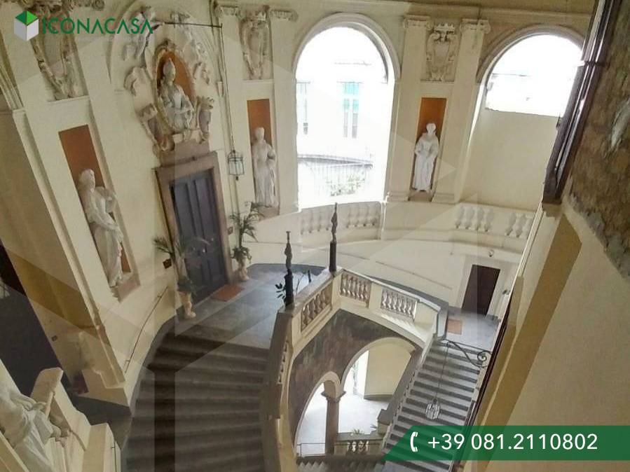 5 rooms Apartment in Naples, Italy No. 25034