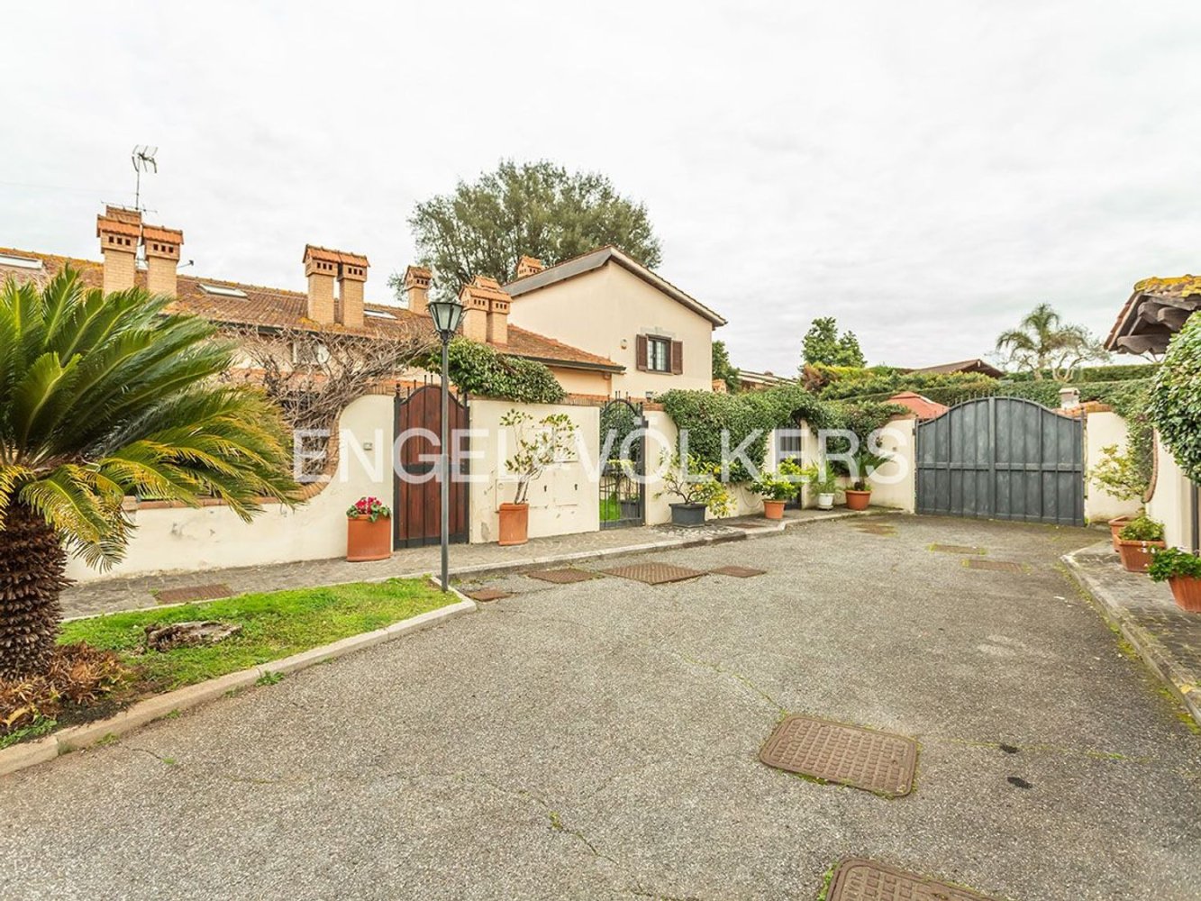 Дом с 2 комнатами в Рим, Италия № 132399