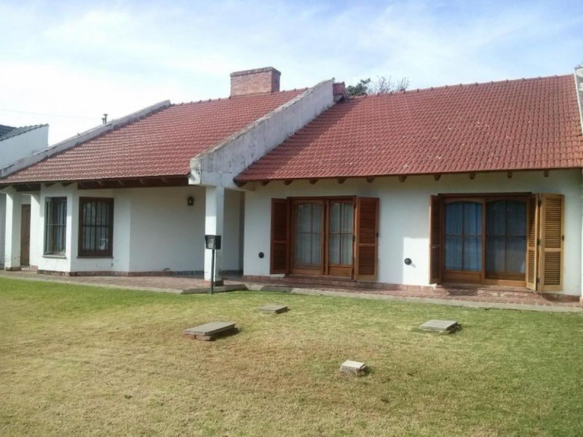 4 bedrooms House in Lujan, Argentina No. 20339