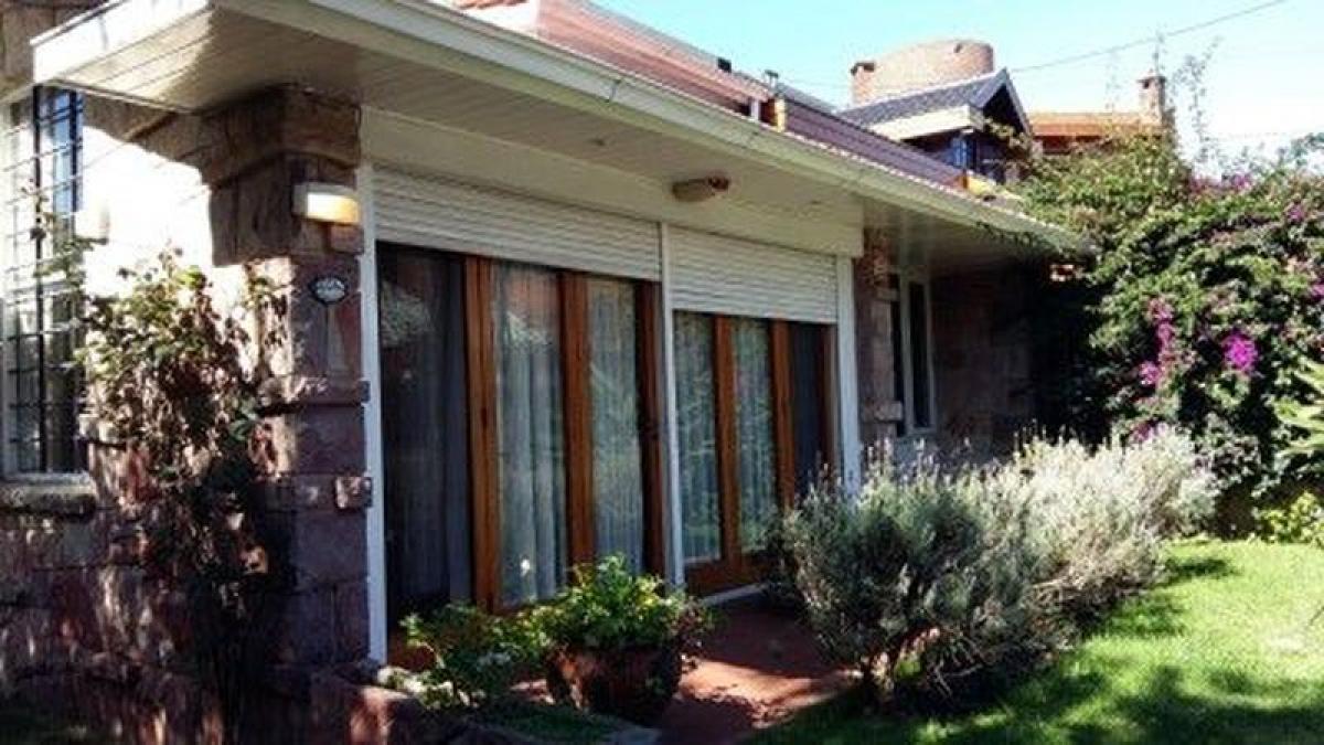 4 bedrooms House in Mar del Plata, Argentina No. 94220