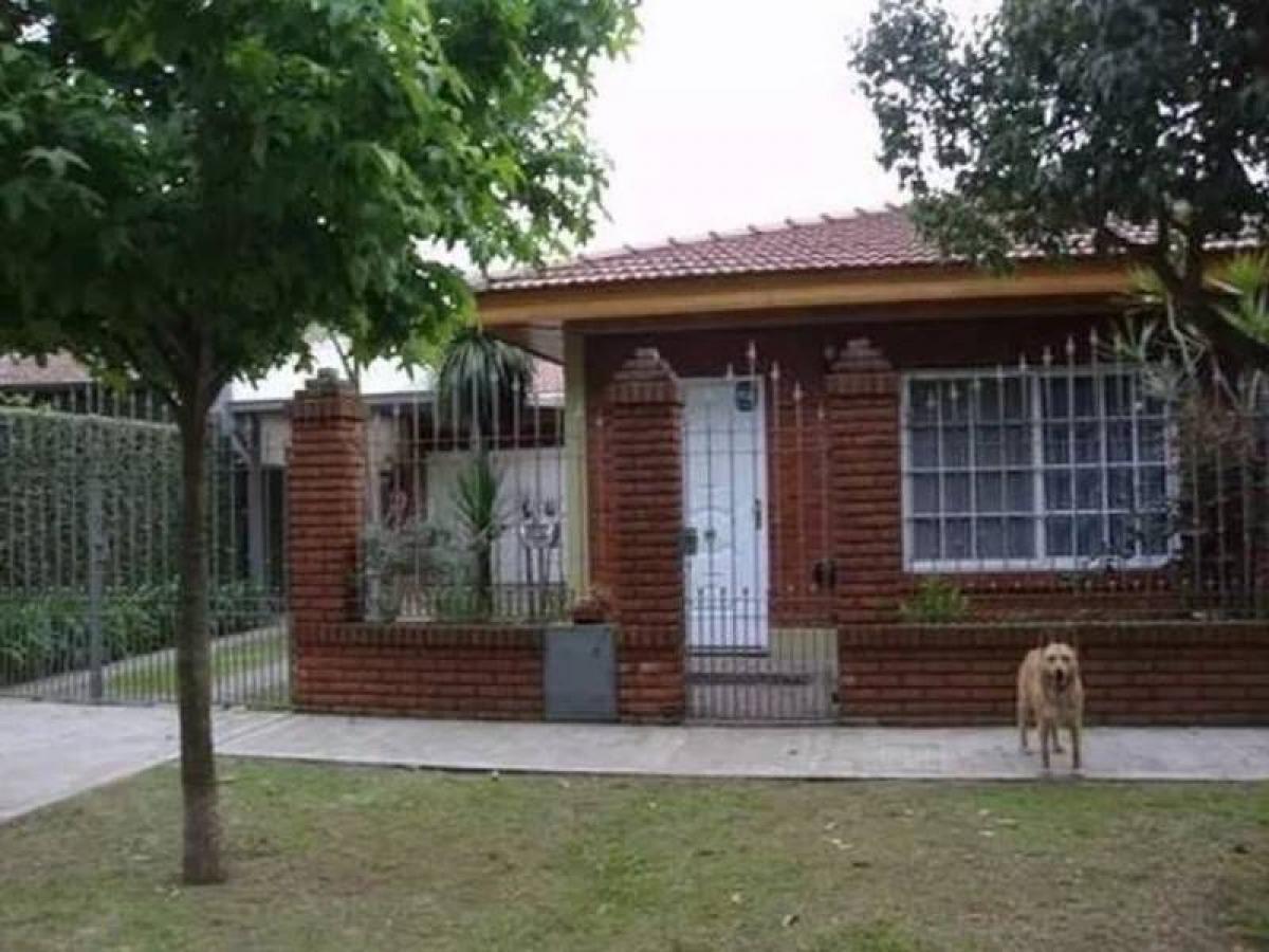 2 bedrooms House in Berazategui, Argentina No. 19291