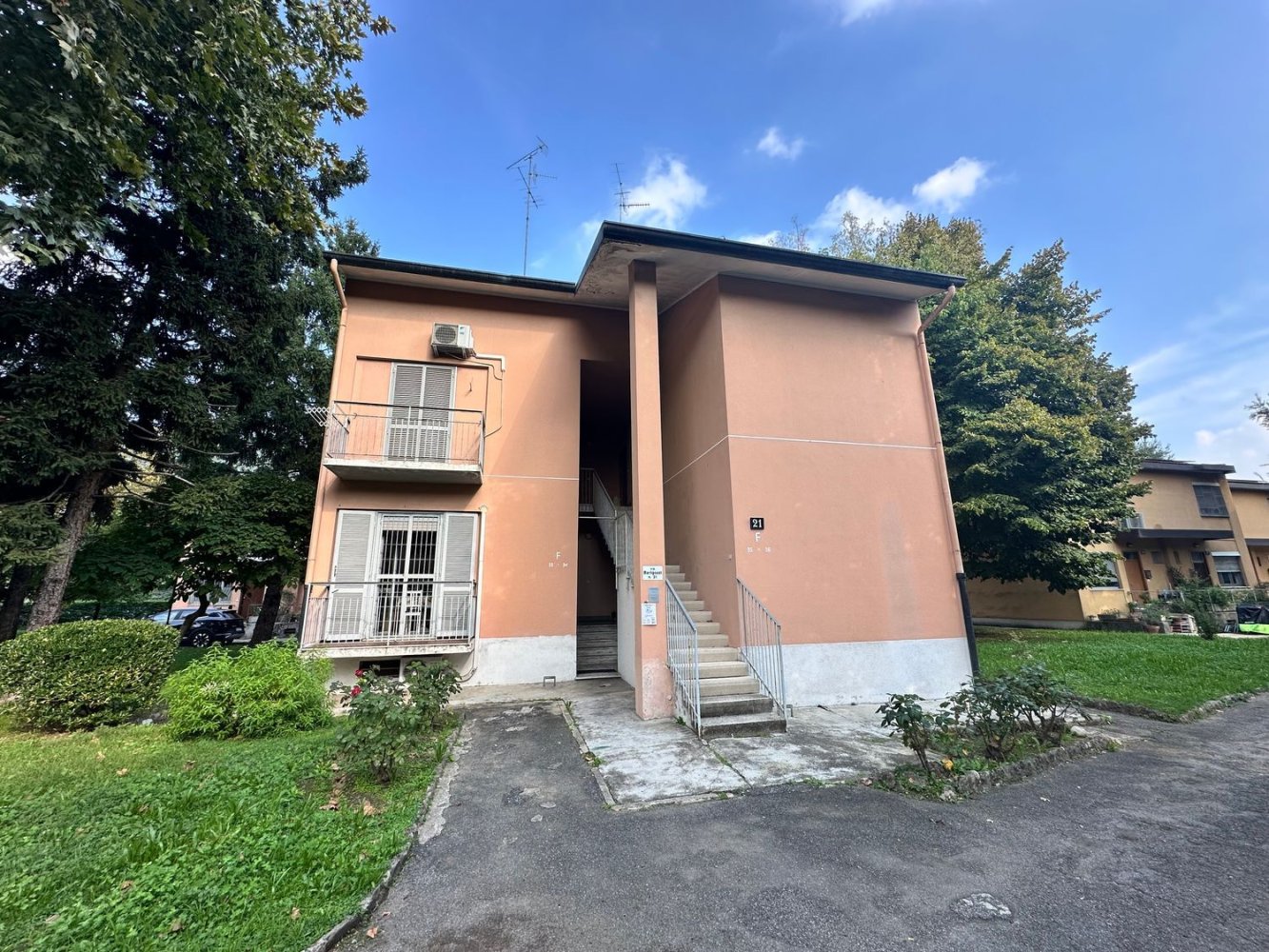 3 bedrooms Apartment in Milan, Italy No. 389772