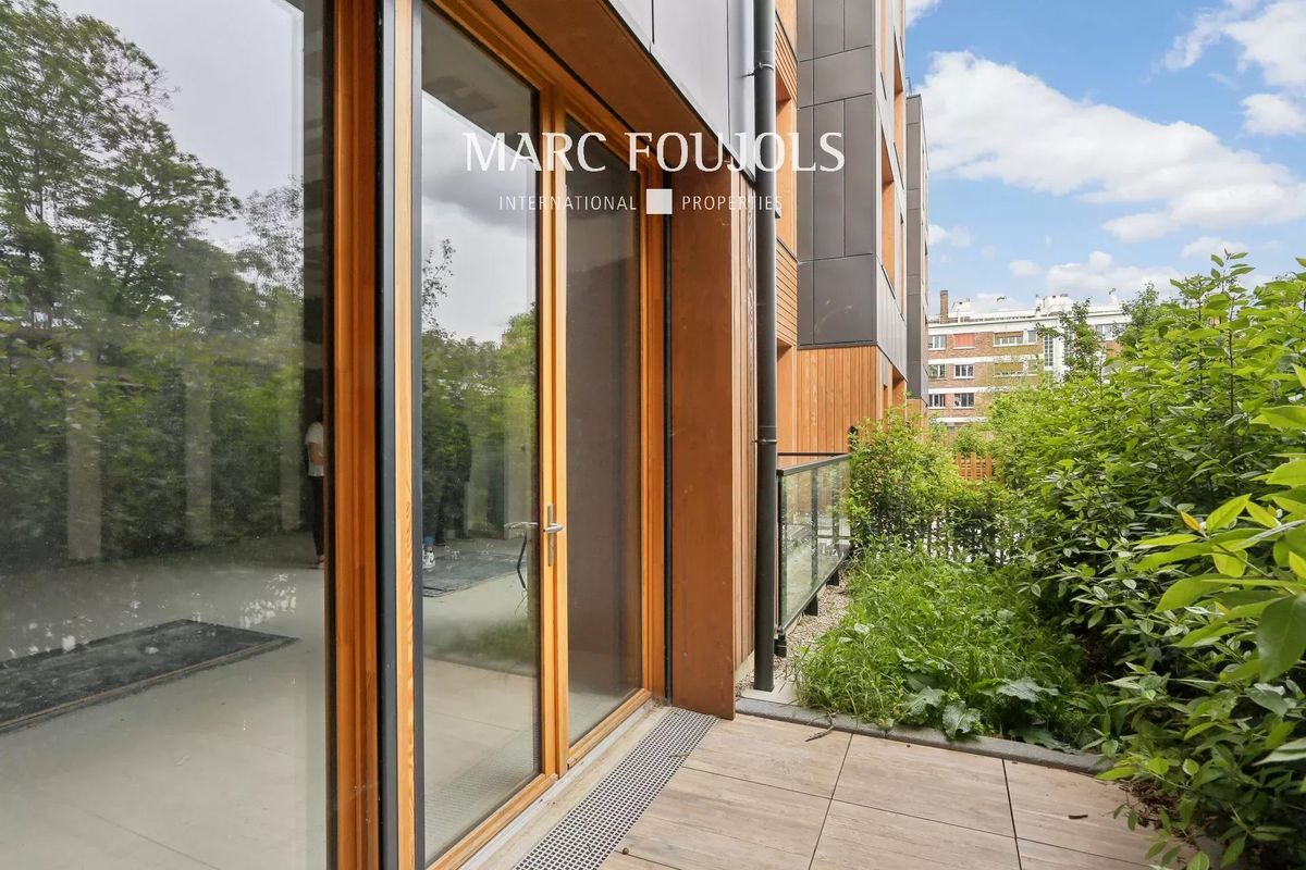 58m² Commercial property in Montreuil, France No. 161574