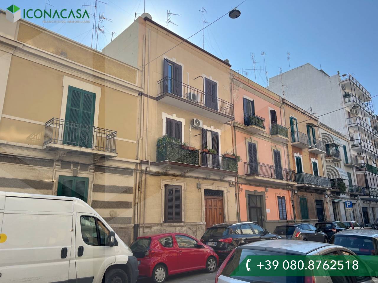 Здание с 3 комнатами в Бари, Италия № 22530