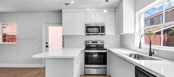 3 Schlafzimmer Villa in Miami, USA, Nr. 614228 9