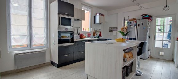 6 bedrooms Villa in Poissy, France No. 184023 2