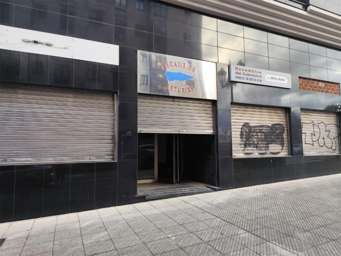 300m² Commercial property in Oviedo, Spain No. 253024