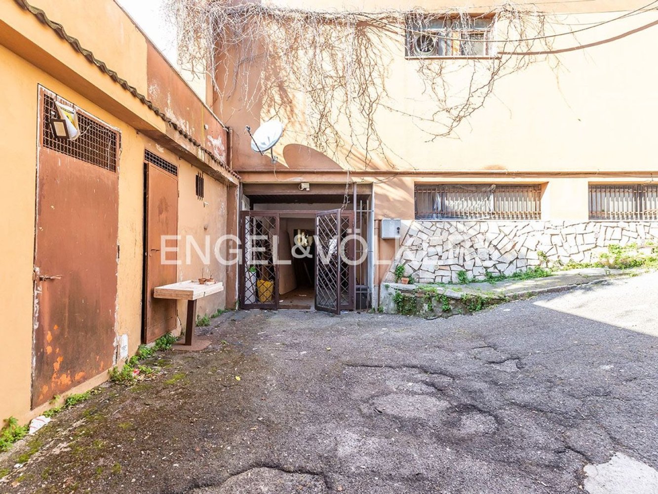 275m² Commercial property in Lariano, Italy No. 132734