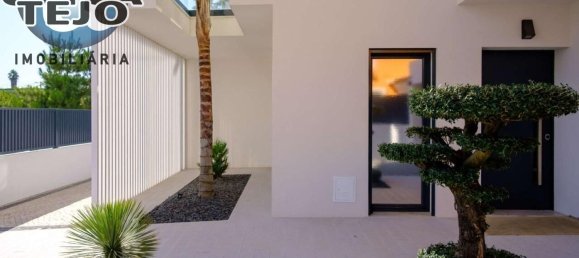 4 bedrooms House in Almada, Portugal No. 13990 20