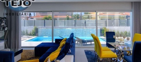 4 bedrooms House in Almada, Portugal No. 13990 7