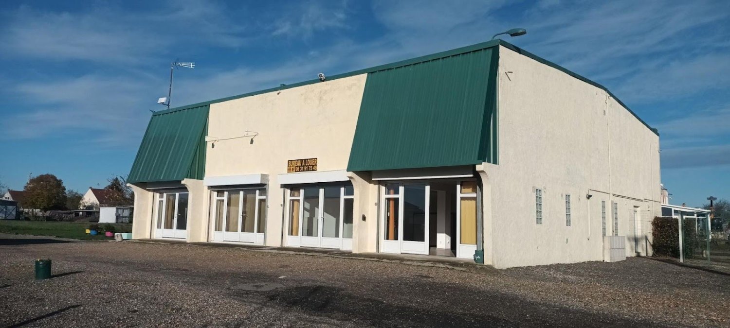 4 bedrooms Building in Bresles, France No. 52043