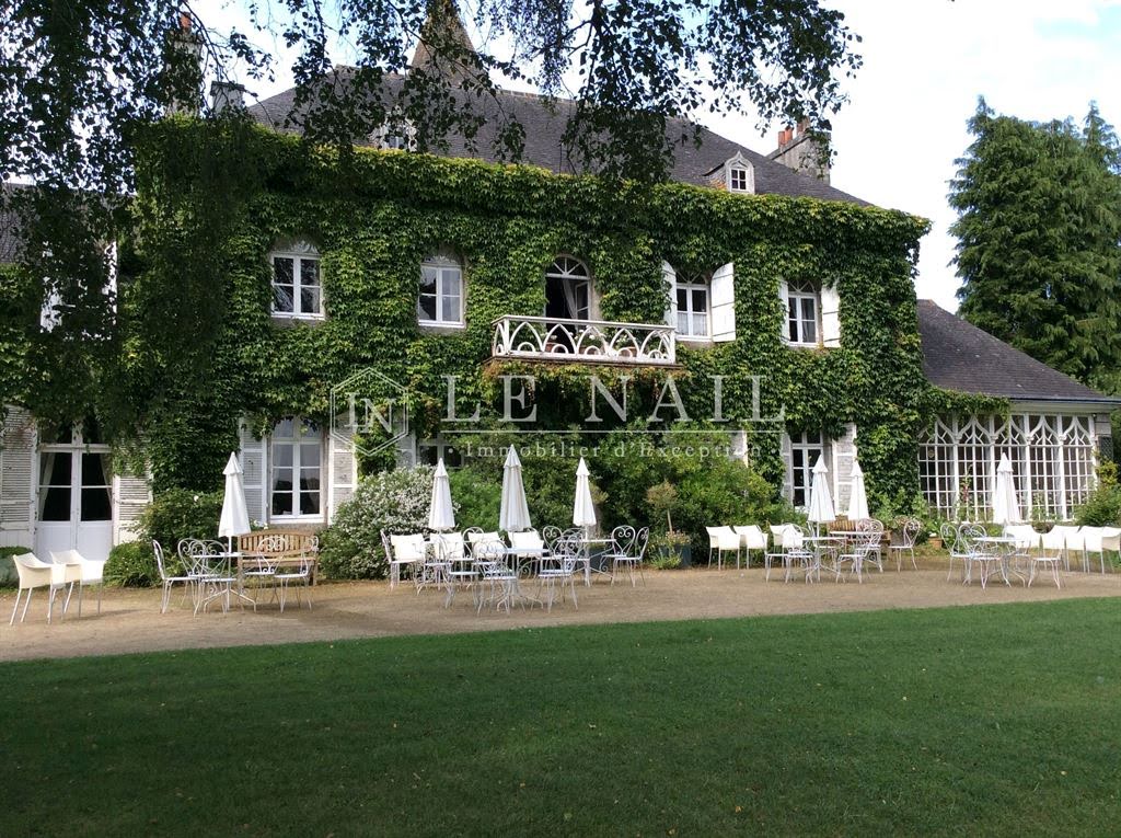 Замки и поместья с 15 спальнями в Сен-Бриё, Франция № 308744