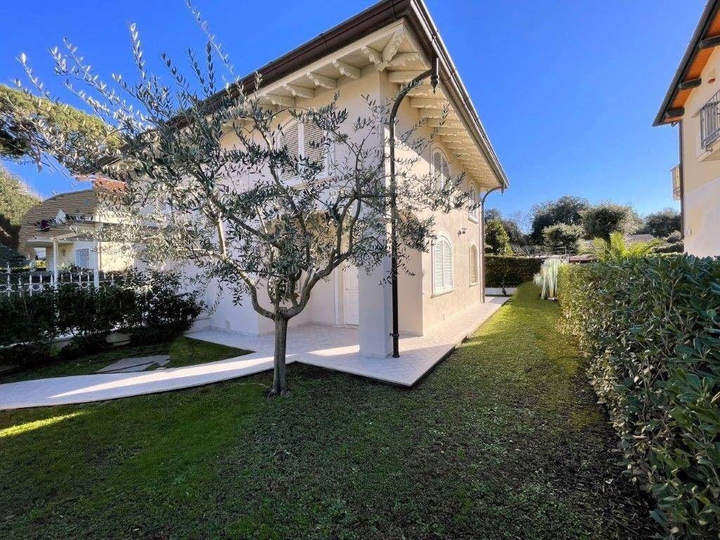 2 bedrooms Villa in Pietrasanta, Italy No. 227897
